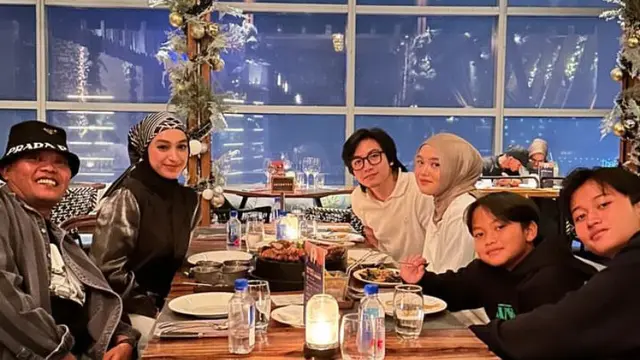 Gaya Putri Delina dan Santyka Fauziah Kekasih Sule. [@santykafauziah]