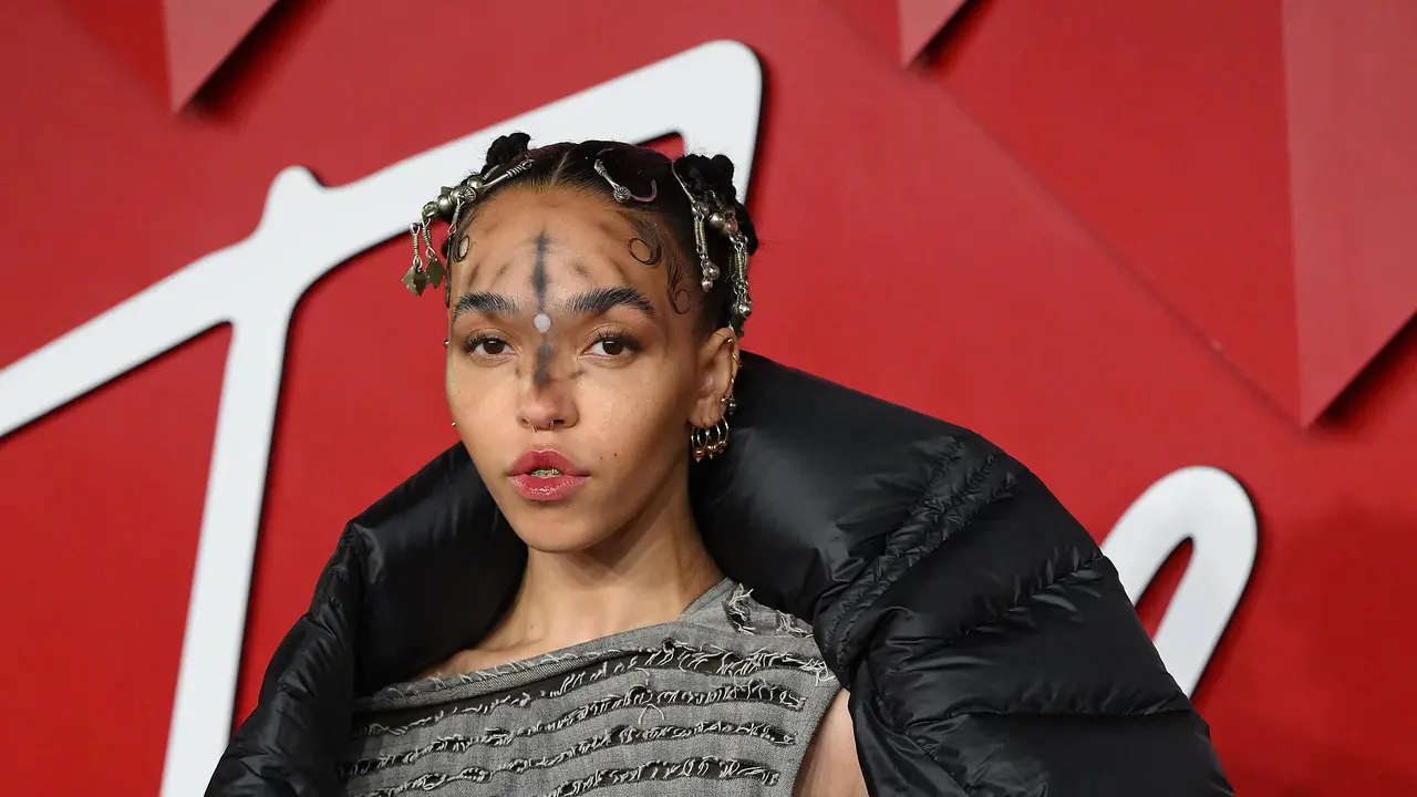 Gaya Unik FKA Twigs di Karpet Merah British Fashion Awards 2022