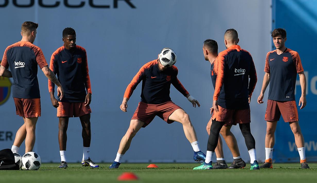 Pemain Barcelona, Ivan Rakitic, menyundul bola saat latihan jelang laga final Copa del Rey di Joan Gamper, Barcelona, Jumat (20/4/2018). Barcelona akan berhadapan dengan Sevilla. (AFP/ Lluis Gene)