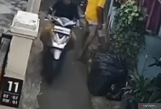 Terekam CCTV, Wanita di Pasar Rebo Gasak Motor Warga