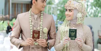 Pasangan selebritas Vicky Kalea dan Alliza Putri kompak memilih kebaya dan beskap warna cokelat yang terlihat sederhana dan bersahaja