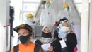Aktivitas penumpang kereta rel listrik (KRL) di Stasiun Bogor, Bogor, Jawa Barat, Senin (27/4/2020). Petugas medis melakukan tes swab terhadap 350 penumpang KRL untuk memastikan ada atau tidaknya COVID-19 yang dibawa penumpang. (merdeka.com/Arie Basuki)