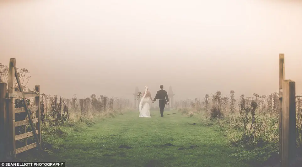 Tristan dan Colette mengambil foto pernikahan mereka di tengah badai ophelia. (Sumber Foto: Dailymail)