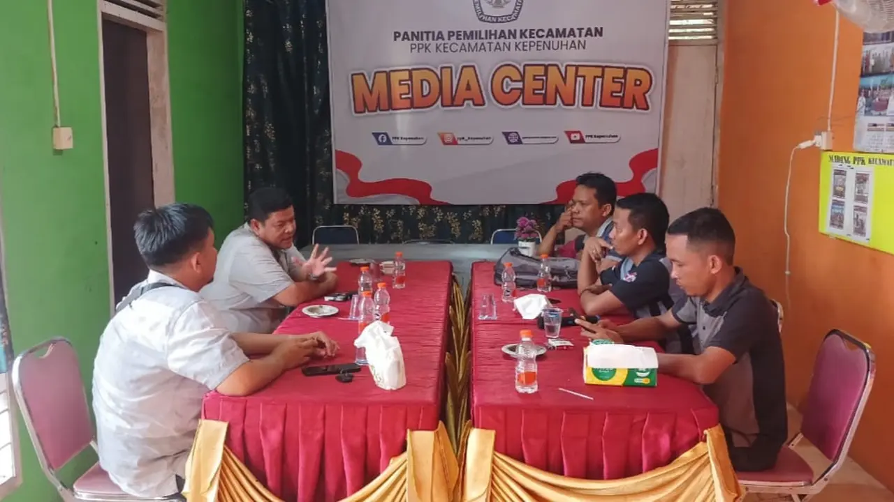 Personel Satuan Intelkam Polres Rokan Hulu berkoordinasi dengan panitia penyelenggara kecamatan.