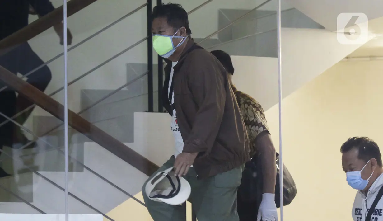 Petugas KPK membawa sejumlah orang yang diamankan dalam operasi tangkap tangan (OTT) Bupati Banggai Laut Wenny Bukamo Dalam OTT di Kabupaten Banggai Laut dan Kabupaten Luwuk, Sulawesi Tengah pada Kamis (3/12) di dalam gedung KPK, Jakarta, Jumat (4/12/2020). (Liputan6.com/Helmi Fithriansyah)