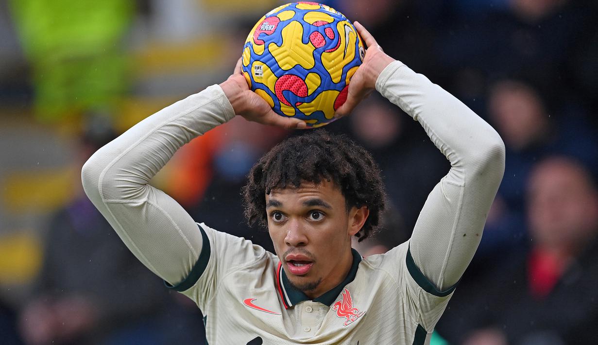 Trent Alexander-Arnold. Bek kanan Liverpool berusia 23 tahun ini total mencetak 2 gol dan 12 assist dalam 27 laga di Liga Inggris musim ini. Sejak awal tahun 2022, ia mampu mencetak 4 assist dari total 10 laga di Liga Inggris dan mampu tampil konsisten di ajang lainnya. (AFP/Paul Ellis)