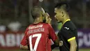 Pemain Semen Padang, Hendra Bayauw dan Nur Iskandar, protes terhadap keputusan wasit saat melawan PBFC pada semifinal Piala Jenderal Sudirman di Stadion Stadion Haji Agus Salim, Padang, Sabtu (16/1/2016). (Bola.com/Reza Bachtiar)