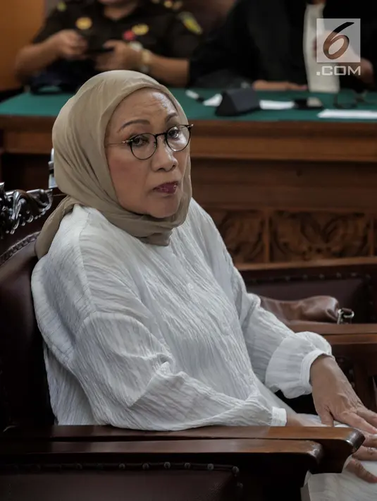 Terdakwa kasus dugaan penyebaran berita bohong atau hoaks Ratna Sarumpaet bersiap menjalani sidang putusan di Pengadilan Negeri Jakarta Selatan, Jakarta, Kamis (11/7/2019). Ratna Sarumpaet sebelumnya dituntut jaksa penuntut umum dengan pidana enam tahun penjara. (Liputan6.com/Faizal Fanani)