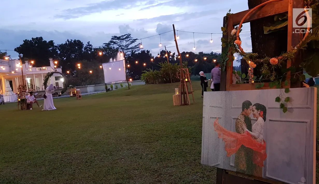 Foto prewedding Ardina Rasti dan Arie Dwi Andika menghiasi lokasi resepsi pernikahan di Gunung Putri, Jawa Barat, Sabtu (20/1). Resepsi pernikahan Ardina Rasti dan Arie Dwi Andika digelar outdoor tanpa memakai pelaminan. (Liputan6.com/Herman Zakharia)