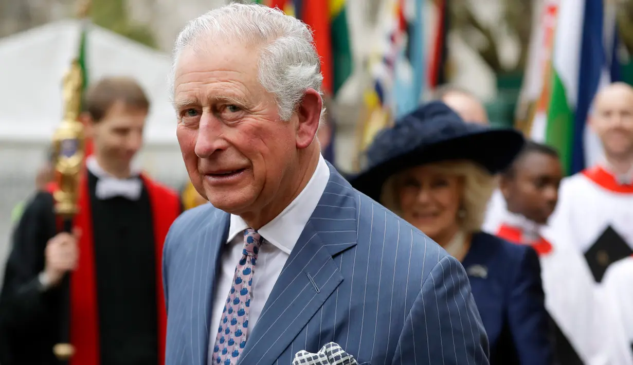 File foto 9 Maret 2020, Pangeran Charles dan istri, Camilla pergi setelah menghadiri layanan Hari Persemakmuran tahunan di Westminster Abbey di London. Pangeran Charles yang kini berusia 71 tahun positif tertular corona COVID-19 dan menjalani karantina di Skotlandia. (AP/Kirsty Wigglesworth, File)