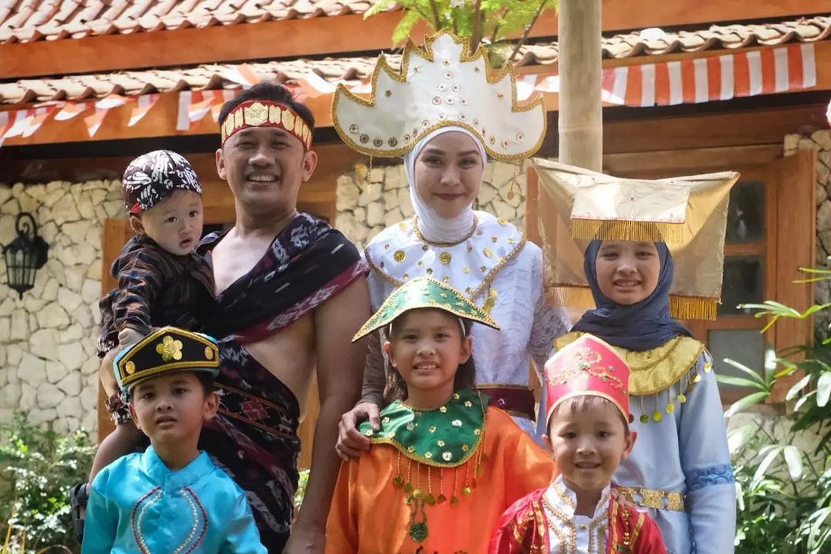 [Fimela] Hanung Bramantyo dan Zaskia Adya Mecca