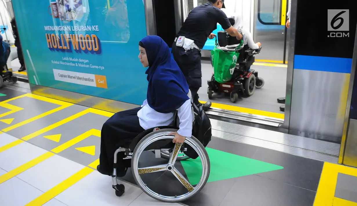 Penyandang disabilitas usai menaiki kereta MRT di Jakarta, Kamis (21/3). Dalam kesempatan tersebut mereka dapat menikmati fasilitas yang di sediakan untuk disabilitas. (Liputan6.com/Angga Yuniar)