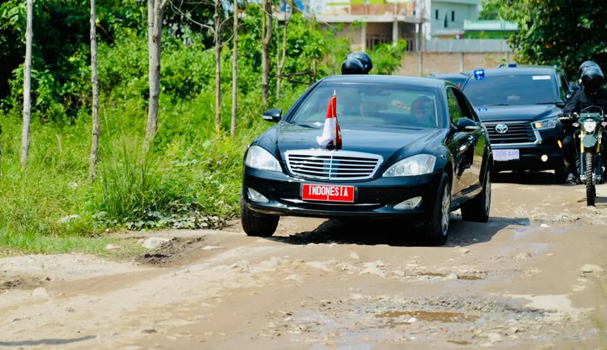 "Secepat-cepatnya dimulai (perbaikan jalan rusak), yang bisa yang kira-kira provinsi tidak memiliki kemampuan, kabupaten tidak memiliki kemampuan, ya akan diambil alih oleh Kementerian PU, utamanya jalan yang rusak parah," jelas Jokowi usai meninjau Pasar Natar Provinsi Lampung, Jumat (5/5/2023). (Foto: Laily Rachev - Biro Pers Sekretariat Presiden)