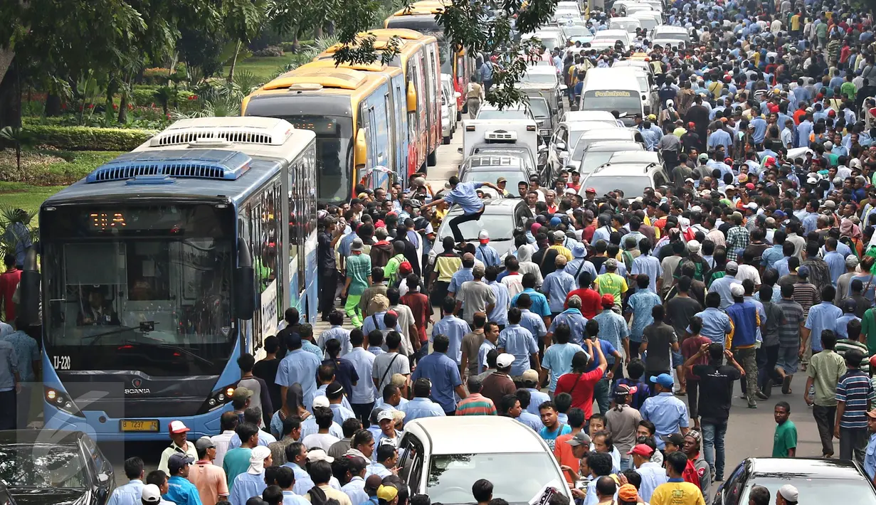 Aksi longmarch ribuan sopir taksi, bajaj dan angkutan umum dari Balai Kota menuju Istana Merdeka, Jakarta, Senin (14/3). Mereka melakukan aksi protes menuntut Presiden agar menertibkan transportasi berbasis online. (Liputan6.com/Immanuel Antonius)