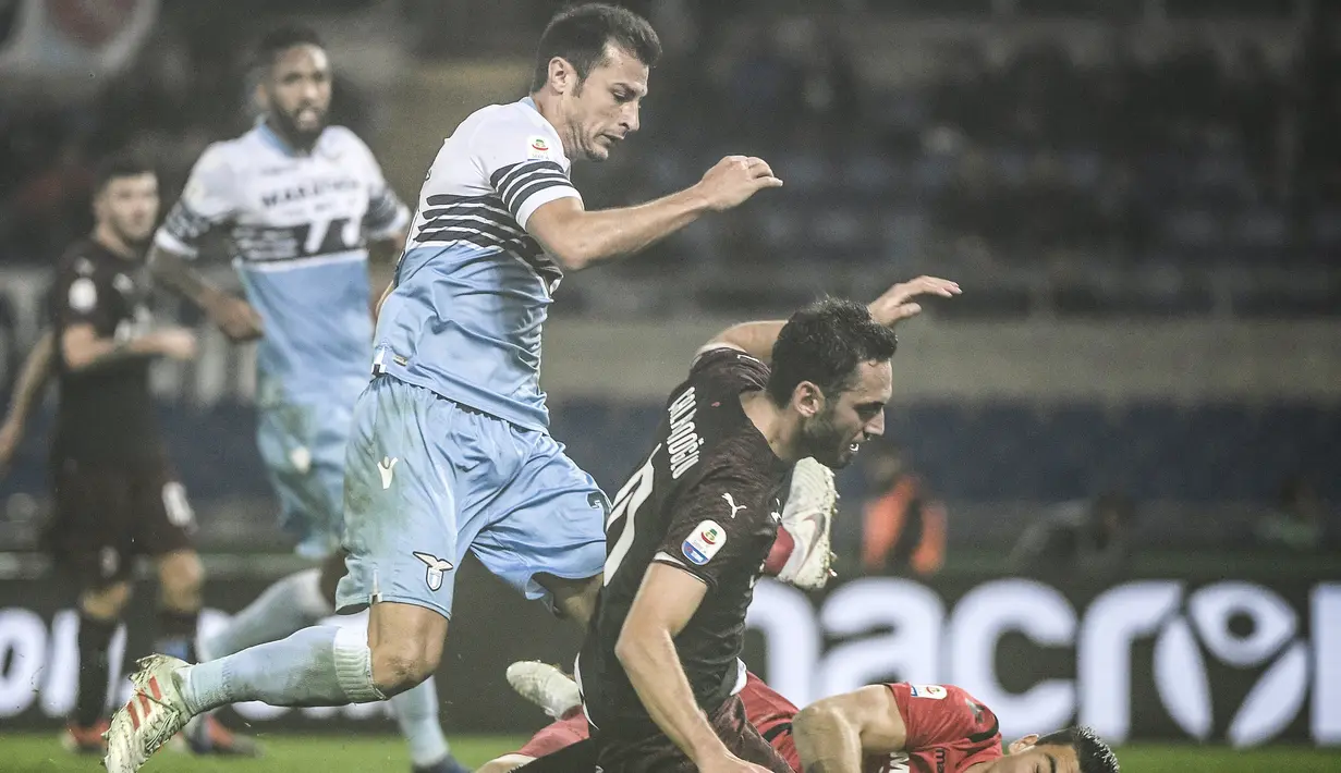 Gelandang AC Milan, Calhanoglu gagal memanfaatkan peluang di mulut gawang Lazio pada laga lanjutan Serie A yang berlangsung di stadion, Olimpico, Roma, Senin (26/11). AC Milan ditahan imbang 1-1. (AFP/Filippo Monteforte)