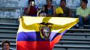 Suporter Ekuador mengibarkan bendera Ekuador saat timnya melawan Brasil pada partai pembuka Copa Amerika 2016 di Stadion Rose Bowl, Pasadena, California, Amerika Serikat, (5/6/2016) WIB. (AFP/Frederic J. Brown)