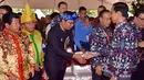 Presiden Joko Widodo bersalaman dengan Walikota Bandung, Ridwan Kamil saat peringatan Hari Pers Nasional 2016 di Kawasan Ekonomi Khusus Mandalika, Kabupaten Lombok Tengah, Nusa Tenggara Barat (NTB), Selasa (9/2). (Setpres/Agus Suparto)