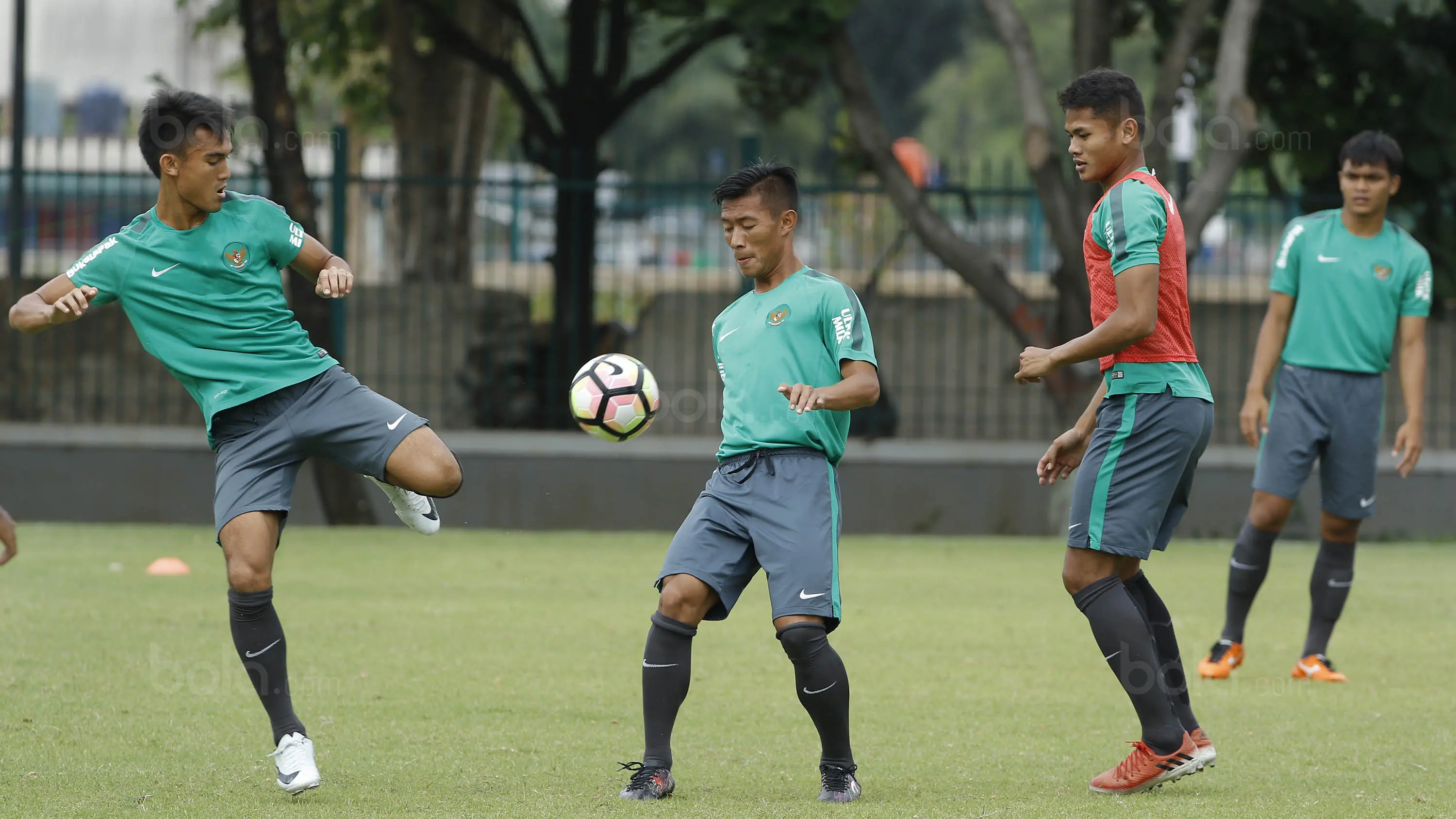  Pemain Persib, Henhen (tengah) saat mengikuti pemusatan latihan timnas. (Bola.com/M Iqbal Ichsan)