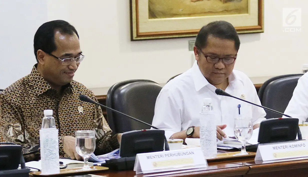 Menteri Perhubungan (Menhub) Budi Karya Sumadi dan Menkominfo Rudiantara mengikuti rapat terbatas di Kantor Presiden, Jakarta, Selasa (18/7). Rapat yang dipimpin oleh Presiden Jokowi itu membahas peraturan transportasi online. (Liputan6.com/Angga Yuniar)