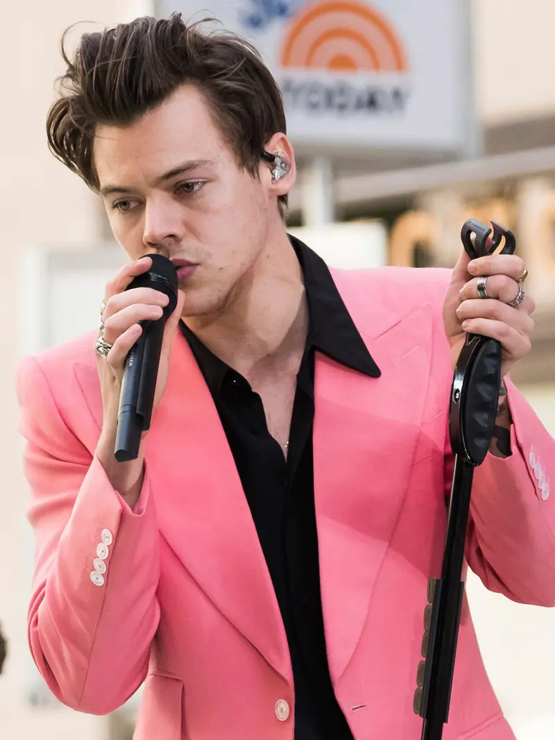 Kenakan Warna Pink, Harry Styles Hibur Ribuan Penggemar