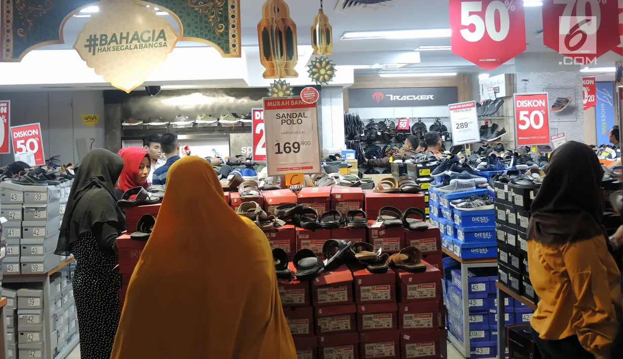 Pembeli memilih sepatu yang dijual di Mal Ciputra Semarang, Selasa (12/6). Menjelang Idul Fitri 1439 H, sejumlah pusat perbelanjaan mulai berlomba-lomba memberikan diskon agar menarik minat pengunjung untuk berbelanja. (Liputan6.com/Gholib)