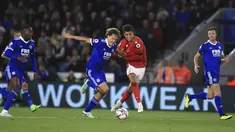 Bek Leicester City Wout Faes berebut bola dengan penyerang Nottingham Forest Brennan Johnson dalam lanjutan Liga Inggris 2022/23 pekan ke-9 di Stadion King Power, Leicester, Selasa (4/10) dinihari WIB. Leicester City akhirnya berhasil meraih kemenangan pertamanya musim ini. (AP Photo/Leila Coker)