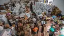 Bantuan yang akan disalurkan berupa makanan, alat kebersihan, alat kesehatan, obat-obatan, selimut, dan alat masak yang sangat dibutuhkan oleh warga di lokasi bencana. Tampak dalam foto, para relawan mengemasi perlengkapan untuk dikirimkan ke daerah-daerah terdampak banjir di Badan Penanggulangan Bencana Daerah (BPBD) Sidoarjo, Provinsi Jawa Timur, pada Jumat 5 Desember 2025. (JUNI KRISWANTO/AFP)