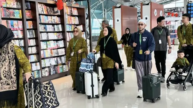 7 Potret Nikita Willy Jalani Umrah Bareng Keluarga Besar, Sosok Baby Izz Menggemaskan