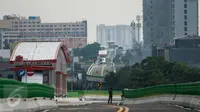 Suasana jalur bus transjakarta Koridor 13 (Ciledug-Tendean) di Halte Siskoal, Jakarta, Senin (15/5). Uji coba dilakukan untuk melihat kesiapan jalur dan menyelesaikan problem yang ditemukan di lapangan. (Liputan6.com/Gempur M Surya)