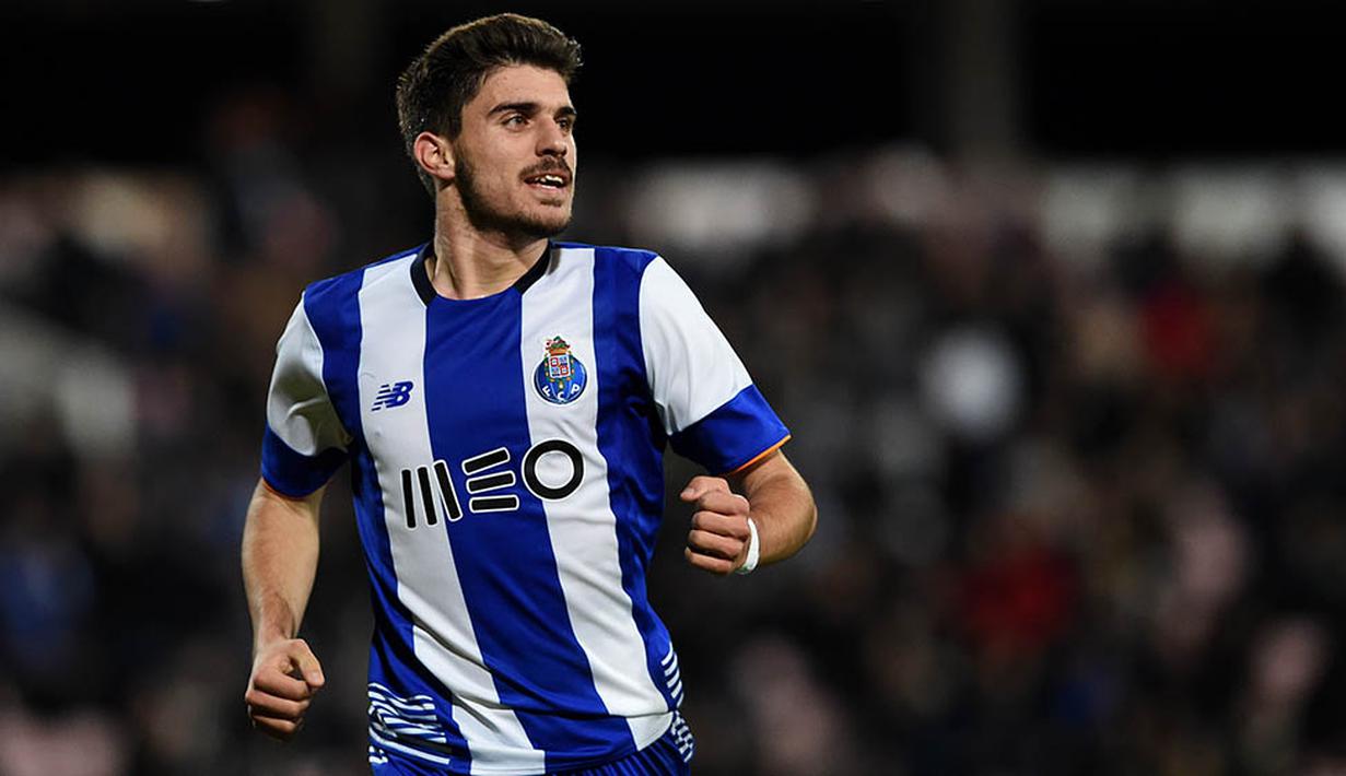 3. Ruben Neves (Porto), masih berusia 18 tahun namun sudah menjadi jenderal lini tengah bagi klubnya. Bahkan dirinya menjadi pemain Porto dengan jumlah passing terbanyak di ajang Liga Champions musim lalu. (AFP/Francisco Leong)