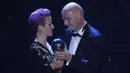 Penyerang Amerika Serikat, Megan Rapinoe menerima penghargaan pemain Wanita FIFA Terbaik 2019 dari presiden FIFA Gianni Infantino di teater La Scala Milan, Italia utara (23/9/2019). Rapinoe mengalahkan rekan setimnya di Timnas AS, Alex Morgan, serta pemain Inggris Lucy Bronze. (AP Photo/Antonio Cala