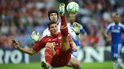 Striker Bayern Munchen, Mario Gomez (depan) berusaha mencetak gol ke gawang Chelsea yang dikawal Petr Cech pada laga final Liga Champions 2011/2012 di Fussball Arena, Munich (19/5/2012). Mario Gomez yang telah pensiun pada Juli 2020 didatangkan Bayern Munchen dari VFB Stuttgart pada awal musim 2009/2010 dengan mahar 30 juta euro atau kini setara Rp501 miliar. Total 4 musim, berbagai gelar bergengsi diraihnya, seperti 2 trofi Bundesliga (2009/2010 dan 2012/2013) serta satu trofi Liga Champions musim 2012/2013. (AFP/Adrian Dennis)