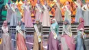 Sejumlah finalis saat malam puncak penganugrahan Puteri Muslimah Indonesia 2015 yang diselenggarakan di Studio 6 Emtek City, Daan Mogot, Jakarta, Rabu (13/5) malam. (Liputan6.com/Faisal R Syam)