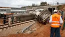 Sebuah kereta api keluar jalur dan terguling di Sidi Bouknadel dekat ibu kota Rabat, Maroko, Selasa (16/10). Sebelumnya, sejumlah media setempat melaporkan, kecelakaan terjadi akibat dua kereta saling bertabrakan. (AP/Abdeljalil Bounhar)