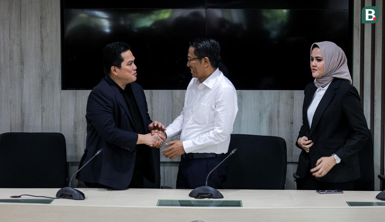 Ketua Umum PSSI, Erick Thohir (kiri) berjabat tangan dengan Menkumham, Supratman Andi Agtas (tengah) bersama Sekjen PP Perbasi, Nirmala Dewi setelah pertemuan mereka mengenai program naturalisasi di kantor Kementerian Hukum dan HAM RI, Rasuna Said, Kuningan, Jakarta, Kamis (19/09/2024). (Bola.com/Bagaskara Lazuardi)