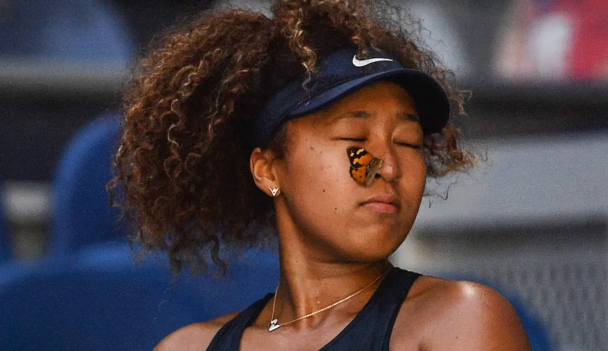 Seekor kupu-kupu sempat hinggap di hidung Naomi Osaka saat berlaga di babak ketiga Australia Open 2021. (Foto: AFP/Paul Crock)