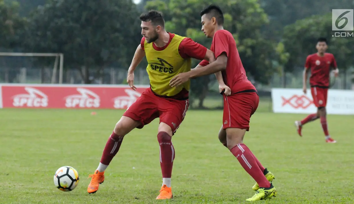 Pemain Persija, Marko Simic (kiri) berebut bola saat latihan di Lapangan Sutasoma, Halim Perdanakusuma, Jakarta, Selasa (20/3). Latihan ini persiapan menghadapi Bhayangkara FC di laga pembuka Liga 1 Indonesia 2018. (Liputan6.com/Helmi Fithriansyah)