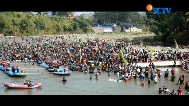 Ribuan Warga Banjarnegara Lomba Tangkap Ikan