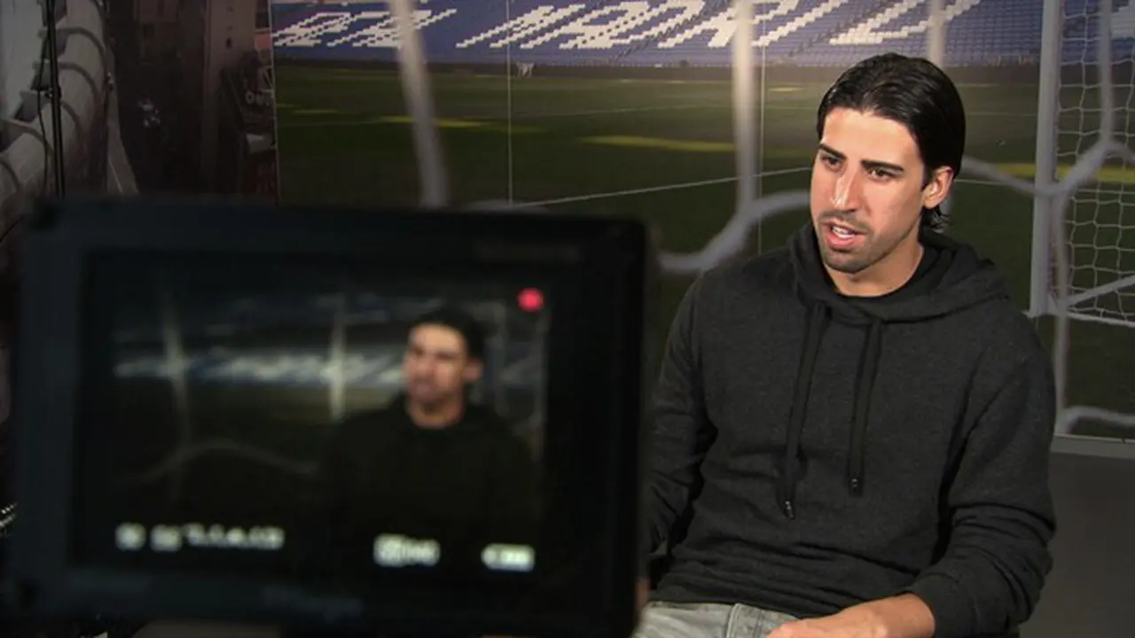Mengapa Khedira Enggan Nyanyikan Lagu Kebangsaan Jerman? (udah)