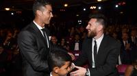 Lionel Messi (kanan) ucapkan selamat kepada Cristiano Ronaldo (Ben STANSALL / AFP)