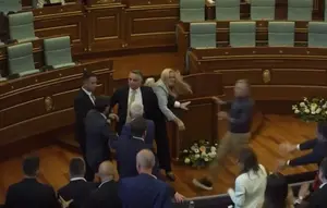 Plt PM Kosovo Dilempari Telur di Parlemen, Sidang Berujung Ricuh