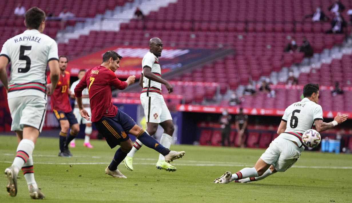 Setelah turun minum, Spanyol membahayakan gawang Portugal. Umpan yang disodorkan Ferran Torres, di eksekusi oleh Morata dengan tendangan first-timenya tetapi berhasil di amankan oleh Rui Patricio. (Foto: AP/Manu Fernandez)