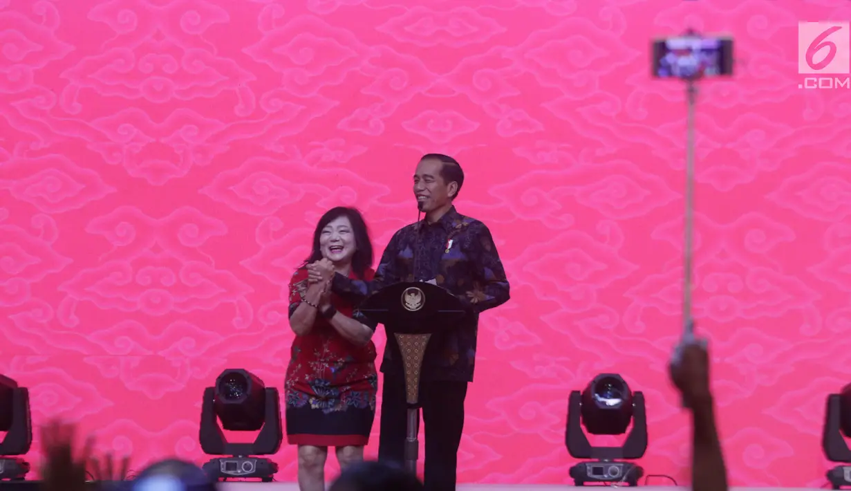 Presiden Joko Widodo atau Jokowi bersalaman saat menghadiri Perayaan Imlek Nasional 2019 di JI Expo Kemayoran, Jakarta, Kamis (7/2). Jokowi mengucapkan selamat tahun baru Imlek menggunakan bahasa China. (Liputan6.com/HO/Ran)