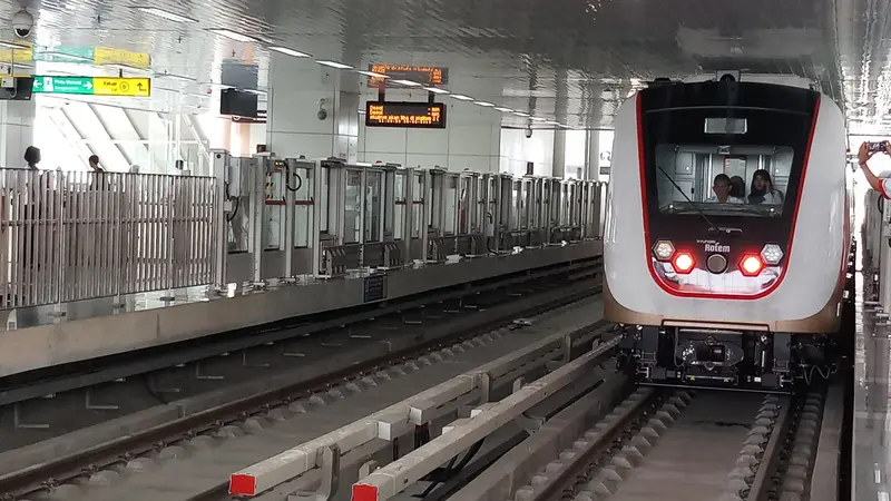 Mengintip LRT Jakarta yang siap beropersi pada Maret 2019, Senin (25/2/2019). (Bawono/Liputan6.com)