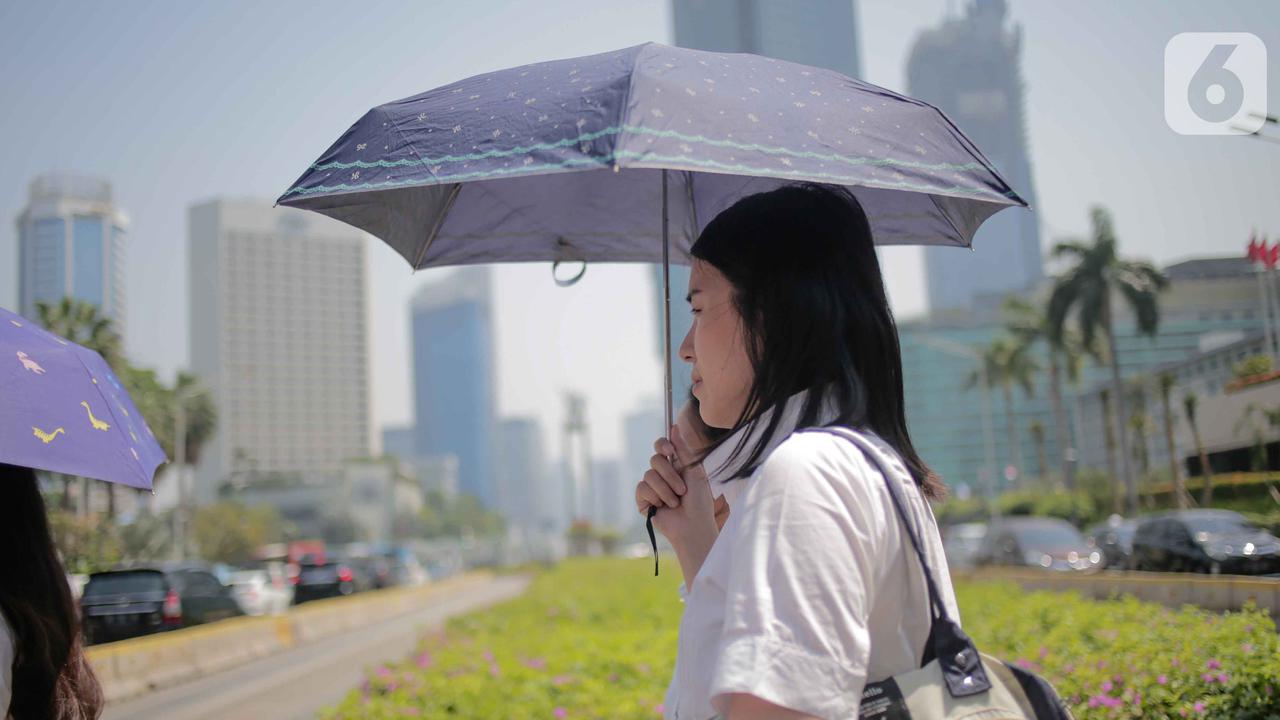 Potret Warga Jakarta Saat Dilanda Suhu Panas