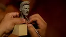 Seniman Sandro Alzugaray menunjukkan patung tanah liat Lionel Messi di Rosario, Argentina, 18 April 2018.  Alzugaray telah mengusulkan membuat monumen untuk menghormati Messi di kampung halaman mereka sejak Piala Dunia sebelumnya. (AP/Natacha Pisarenko)