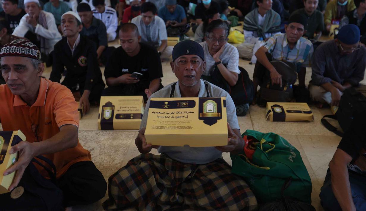 Sepanjang bulan suci Ramadan 1447 Hijriah, Masjid Istiqlal, Jakarta, kembali menggelar program buka puasa gratis bagi para jemaah. Tampak dalam foto, umat muslim sesaat sebelum menikmati waktu berbuka puasa pada hari pertama Ramadan 1447 Hijriah di Masjid Istiqlal, Jakarta, Selasa (19/2/2026). (Kapanlagi.com/Budy Santoso)