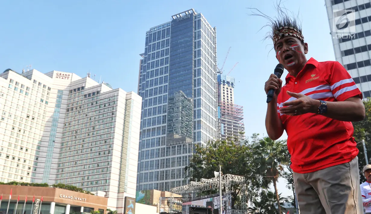 Menkopolhukam Wiranto menghadiri konser masyarakat Papua yang tinggal di Jakarta saat kegiatan Car Free Day di Bundaran HI, Jakarta, Minggu (1/9/2019). Wiranto juga ikut menyanyi di acara tersebut yang digelar dalam rangka menjalin persatuan dan kesatuan bangsa Indonesia. (Liputan6.com/Johan Tallo)