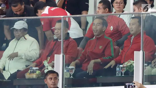 Pakai Jersey Timnas, Jokowi Tonton Pertandingan Final Piala Presiden 2018