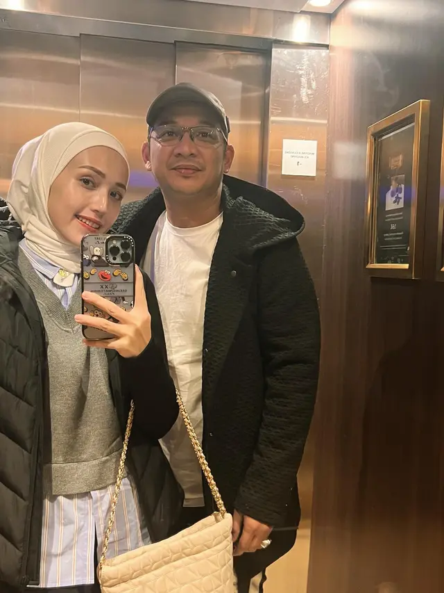 7 Potret Pasha Ungu dan Adelia Liburan ke Paris di Bulan Ramadhan